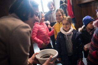 Monika dětem názorně předvádí, jak špinavý je hřích