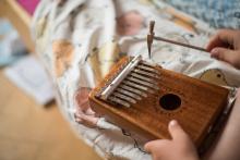 Vikoušek testuje možnosti nové kalimby