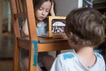 Divadélko O ztracené rukavici - Verunka se odvážně chopila role vypravěčky