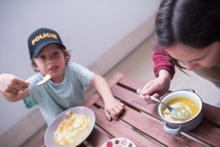 Hurá, už můžeme obědvat na balkóně!