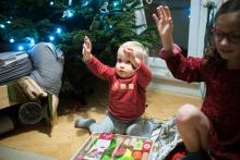 Děti přijely od babičky a dědy s další hromadou dárků