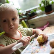 Kdo chce k obědu brambory, musí si je oškrábat