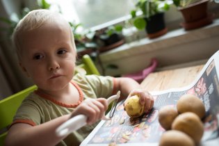 Kdo chce k obědu brambory, musí si je oškrábat