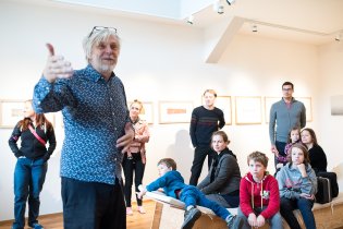 Ne každý může u sebe doma vést komentované prohlídky výstavy. Pavel ano.