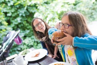 Z velikosti hamburgeru se Verunce protočily panenky