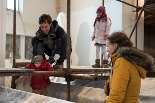 Viki, kolikrát Ti máme říkat, že když polezeš na to lešení, spadneš