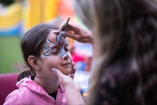 A na malování na obličej jsou ochotní stát hodinové fronty