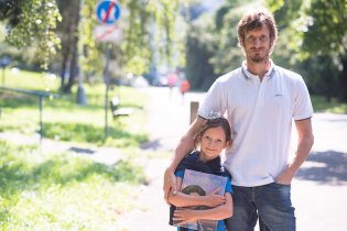 Cestou z modro-bílé nedělní mše v Komunitním centru Matky Terezy