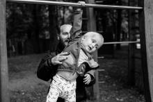 Dali nás vzal do lesoparku Akátky a hned se jak nacvičovat s Vikim akrobatické kousky