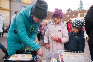 Verunka se zapojila do zdobení komínského velikonočního stromu