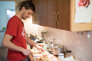 Tom by prý bral nějaký kurz vaření... hmm... budeme o tom přemýšlet