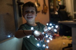 Radovánek ochotně převzal světýlkovou štafetu po vánočním stromečku