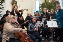 Malý Samuel si při křtinách užil krásný koncert