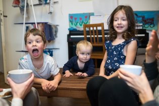 Při dezertu se situace na stole lehce vymkla kontrole