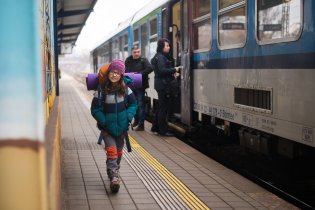 Vlak přijel včas, a Verunka už míří vstříc...