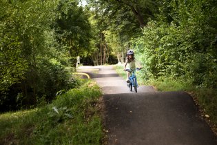 Po cyklotáboře projede už Véra na prvním úseku pump tracku jezdí jako profík