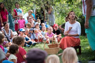 Dospělí doprovází své děti na dětská divadélka, ale nakonec se sami baví možná ještě víc