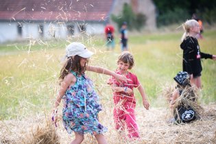 A na závěr pořádná slámová bitva