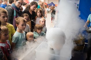 Fascinovaně pozorujeme "Hrnečku, vař!" s tekutým dusíkem