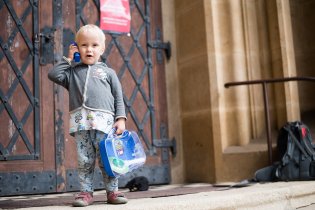 Příslušník dopravní policie dohlíží na plynulost provozu před kostelem