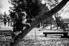 Z Vikiho se stává zdatný lezec