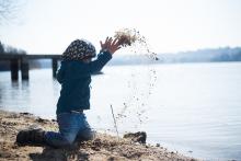 Zatímco maminka trénovala žabky, Radovánek se věnoval házení písku