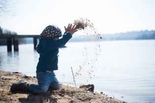 Zatímco maminka trénovala žabky, Radovánek se věnoval házení písku