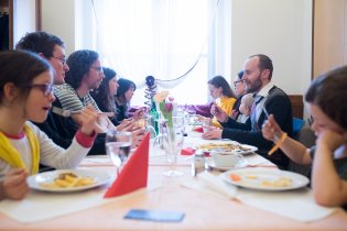 Dali úspěšně dokončil kurz a bude z něho akolyta