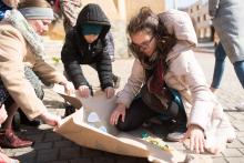 Takový vítr jsme nečekali, nakonec se ale podařilo okopaný a pohnojený fíkovník donést do kostela