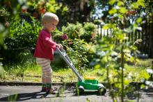 Gumovou cestičku mezi dvěma trávníky je třeba pořádně posekat