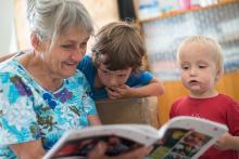 Prohlížení fotek s tetou Evou