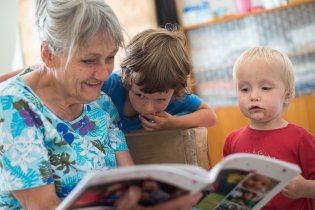 Prohlížení fotek s tetou Evou