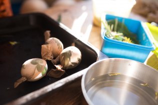 Barvíme vajíčka, letos se nám povedla o něco lépe, než loni