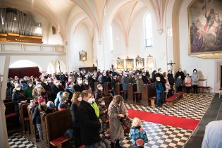 Poslední nedělní mše svatá před výmalbou kostela - fotka na památku, protože zatím nevíme, jestli nám růžová žebra nebudou chybět
