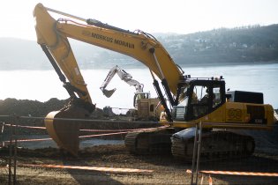U přehrady nám staví novou hasičskou zbrojnici, zde synchronizované bagrování