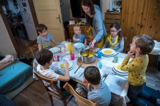 U dětského stolu bylo plno