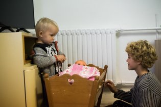 Bratranci přes koleno a panenka po mamince