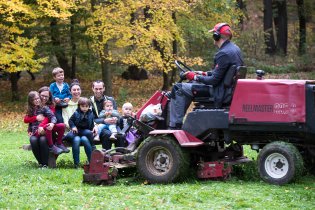 Na to, že se na nás řítí sekačka, je většině z nás (zatím) do smíchu