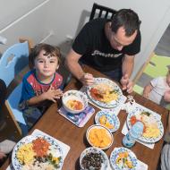 Matýsek s moudrým kamínkem na čele nadšeně pózuje před večeří