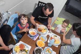 Matýsek s moudrým kamínkem na čele nadšeně pózuje před večeří