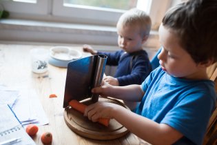 Radovánek používá nástroje inovativně - zde krájení mrkve