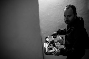 Dali se v Kafaře ujal role číšnika