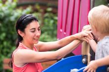 Teta Hanka hravě zvládá uhlídat dvě batolata