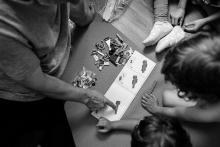 A děda zase stavět se třemi vnoučaty auto z Lega