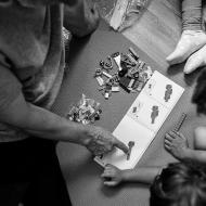 A děda zase stavět se třemi vnoučaty auto z Lega