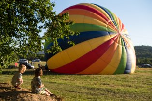 A cestou domů krátká zastávka u startujících balonů