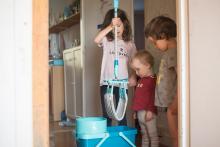 Do úklidu sice ne tolik, ale vypadá zkušeně