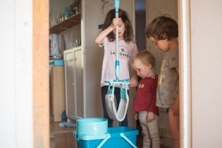 Do úklidu sice ne tolik, ale vypadá zkušeně