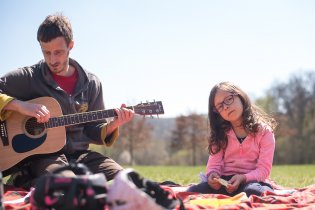 Vzít kytaru na hřiště se ukazuje jako dobrá příležitost k nerušenému hraní