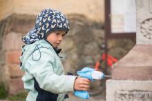 I kamenným pomníkům je třeba jednou za čas dotáhnout šroubky